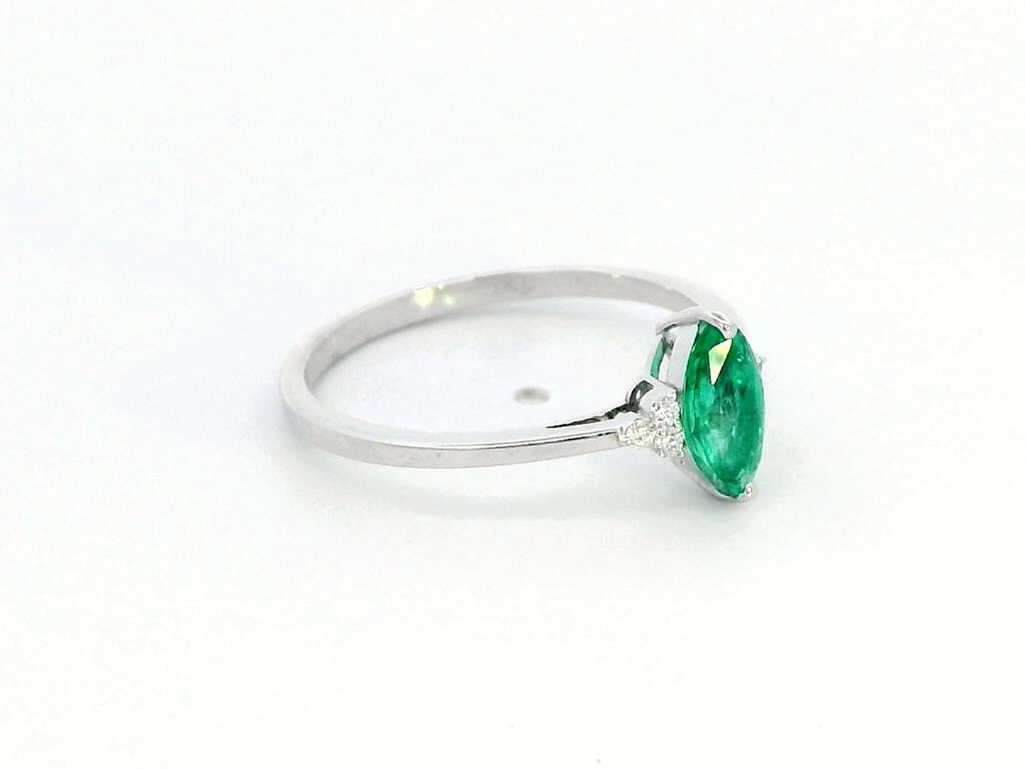 Luxurious emerald and diamond ring for women in 18K gold"