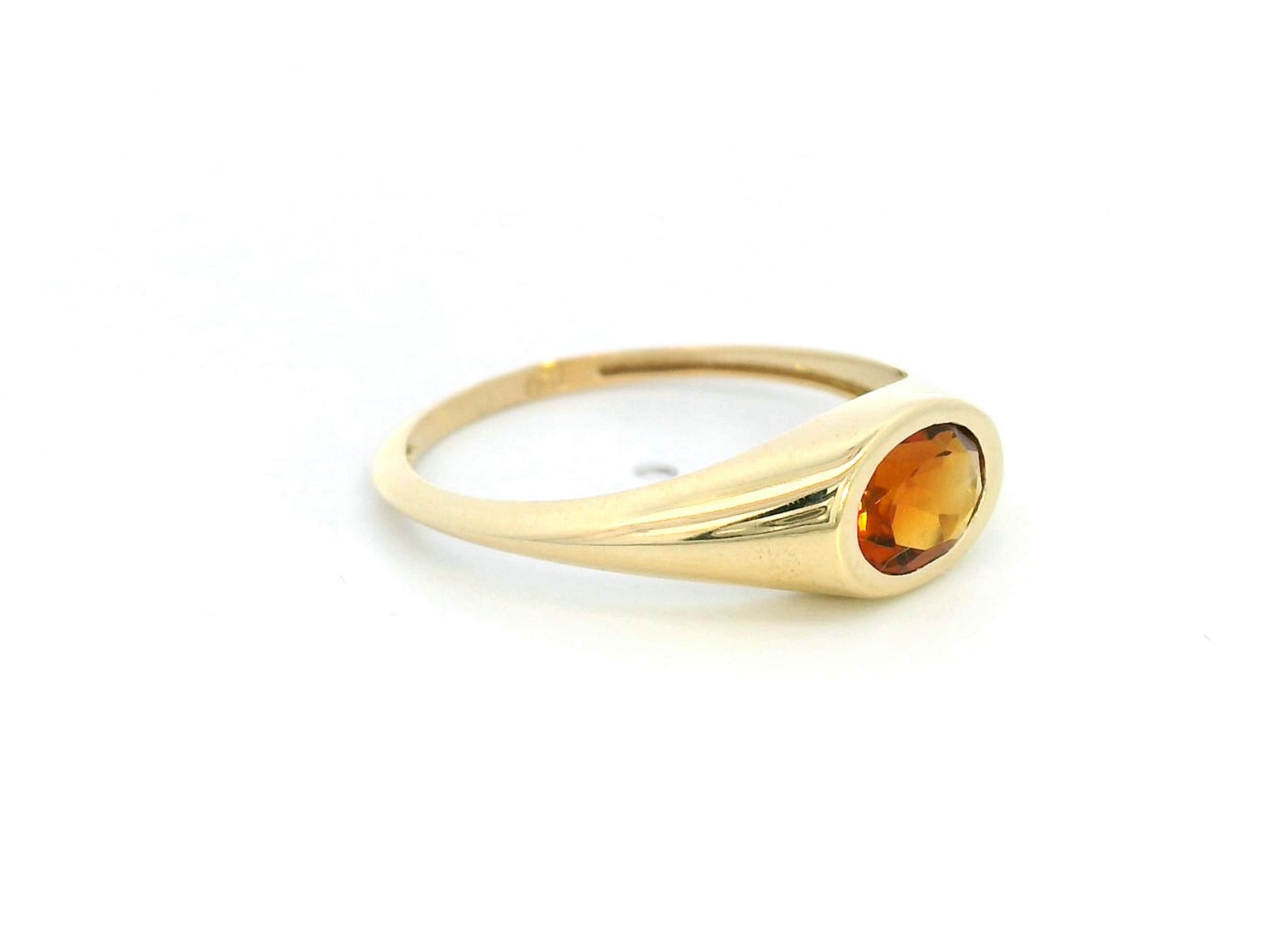 18K yellow gold ring with a 0.66-carat oval-shaped citrine in a bezel setting.