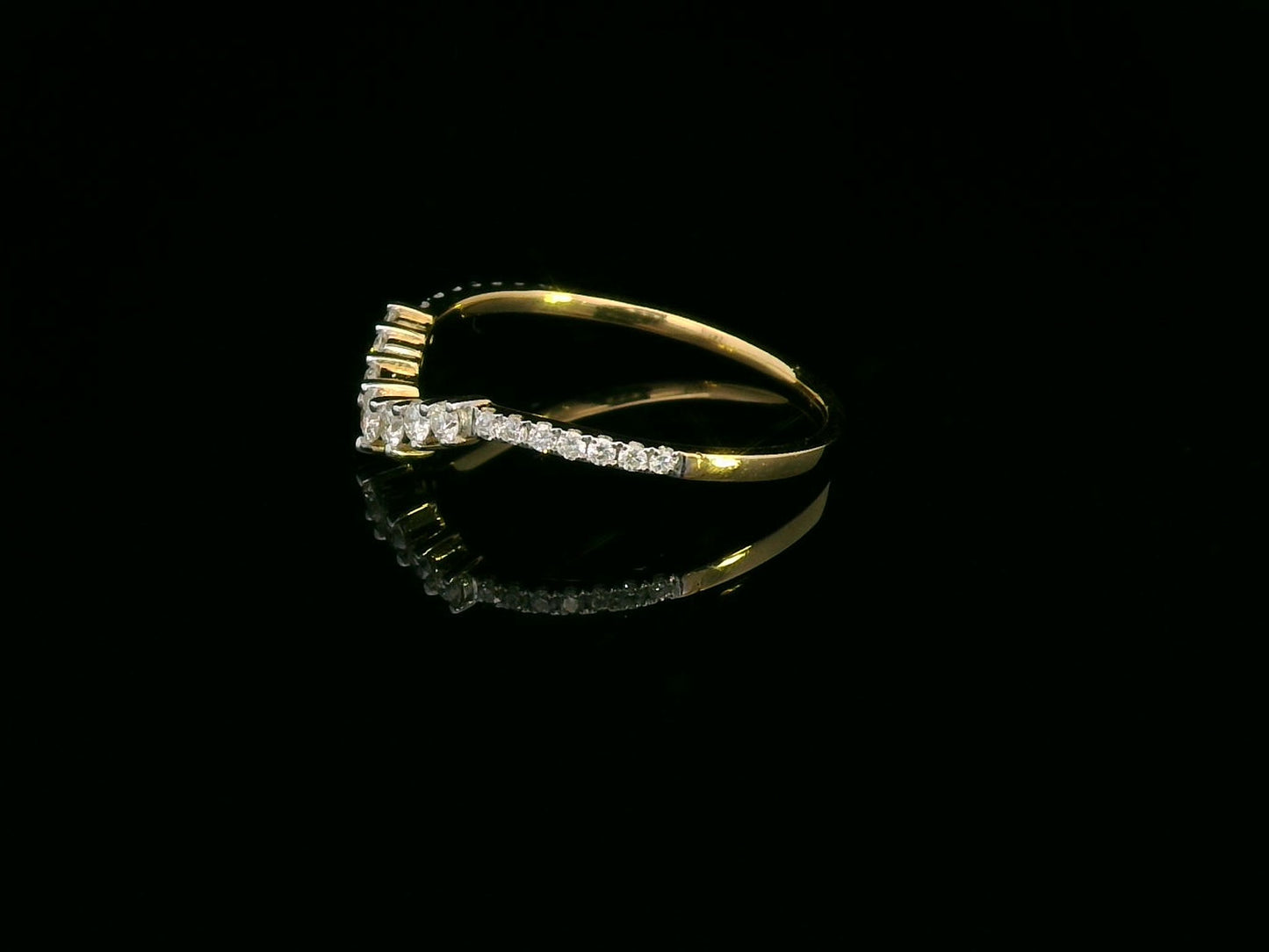 18k Gold Diamond V-Shaped Ring – 0.19 Carat