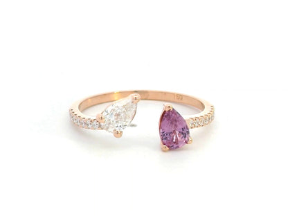 Elegant 18K gold Toi et Moi ring featuring a 0.46 carat pear-cut pink sapphire and a pear-cut diamond, with a total diamond weight of 0.42 carats, including accent diamonds on the band. A timeless and romantic fine jewelry piece.