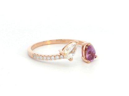 Elegant 18K gold Toi et Moi ring featuring a 0.46 carat pear-cut pink sapphire and a pear-cut diamond, with a total diamond weight of 0.42 carats, including accent diamonds on the band. A timeless and romantic fine jewelry piece.