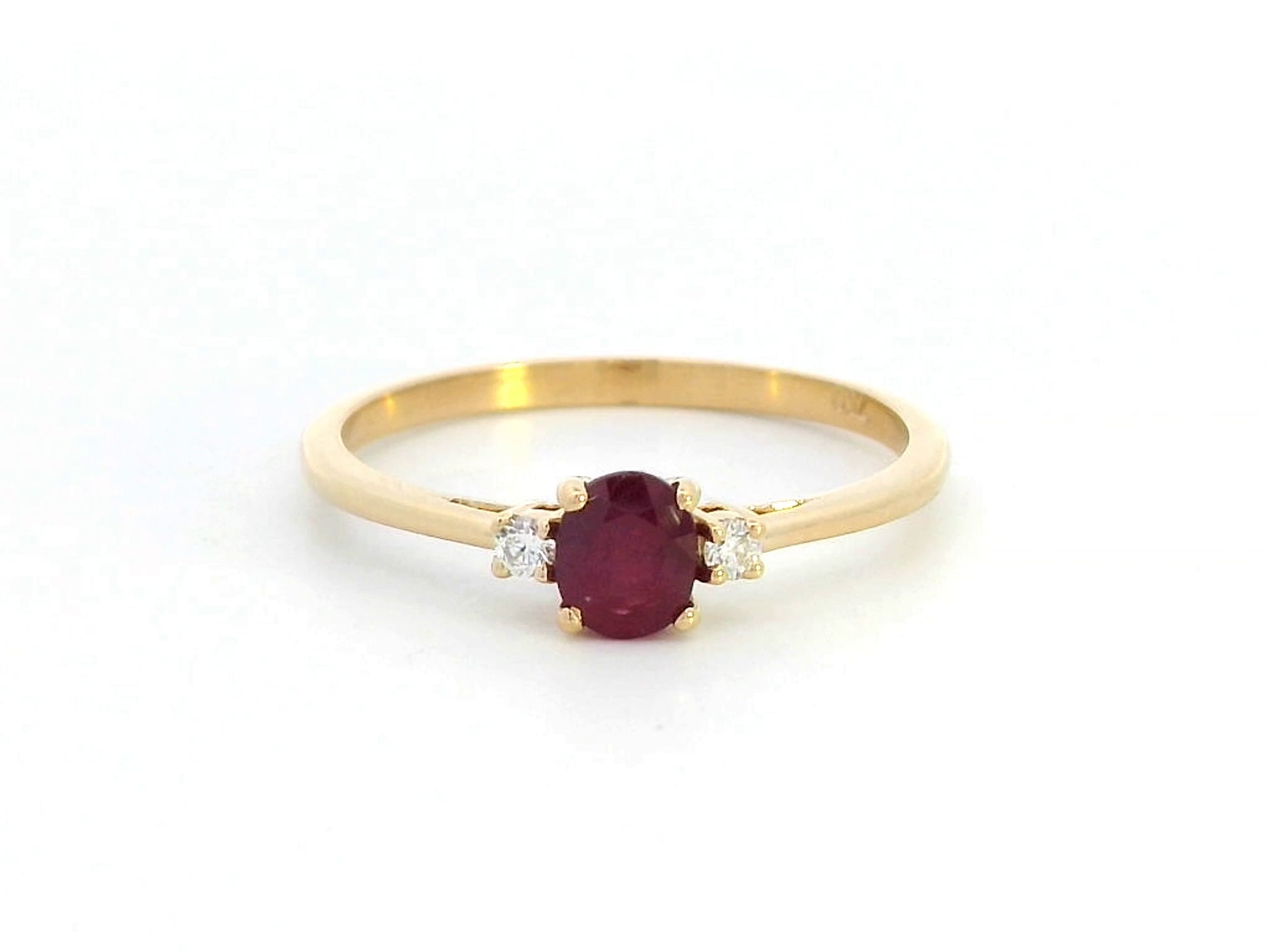 18K gold ruby and diamond ring featuring a 0.47-carat oval ruby with two round diamonds (0.05ct) in a classic minimalist setting – fine jewelry for engagement, anniversary, or gifting.