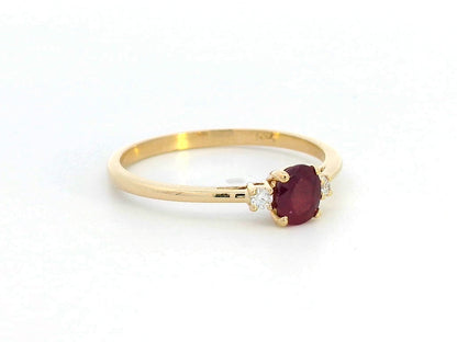 18K gold ruby and diamond ring featuring a 0.47-carat oval ruby with two round diamonds (0.05ct) in a classic minimalist setting – fine jewelry for engagement, anniversary, or gifting.