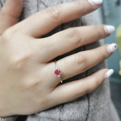 18K gold ruby and diamond ring featuring a 0.47-carat oval ruby with two round diamonds (0.05ct) in a classic minimalist setting – fine jewelry for engagement, anniversary, or gifting.