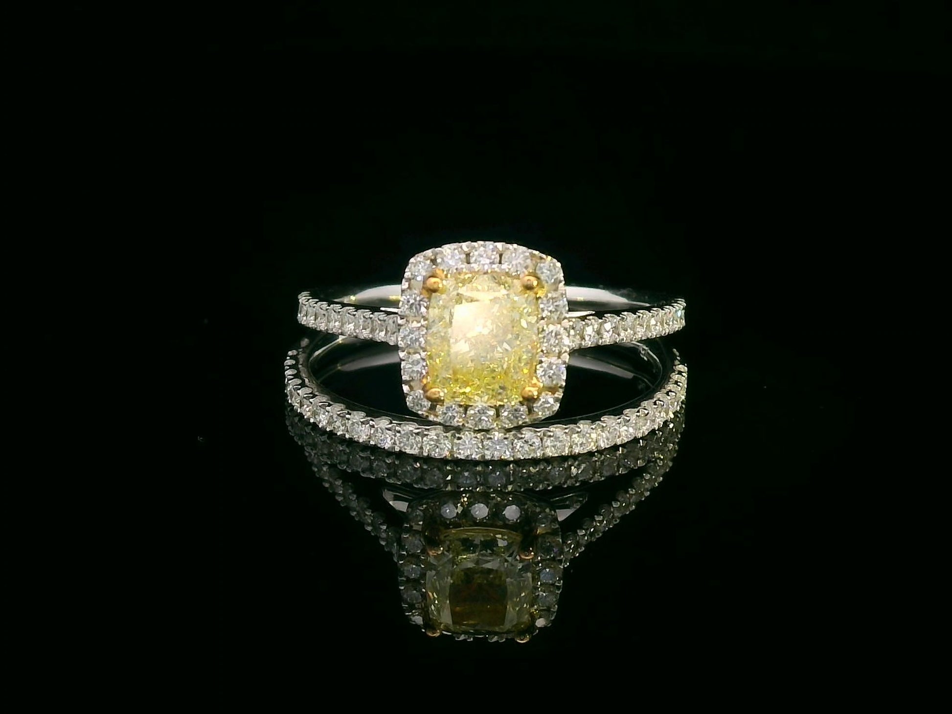 1.03 Carat Yellow Diamond Halo Engagement Ring with Matching Wedding Band in 18K Gold – Luxury Bridal Set with 0.59 Carat Diamonds