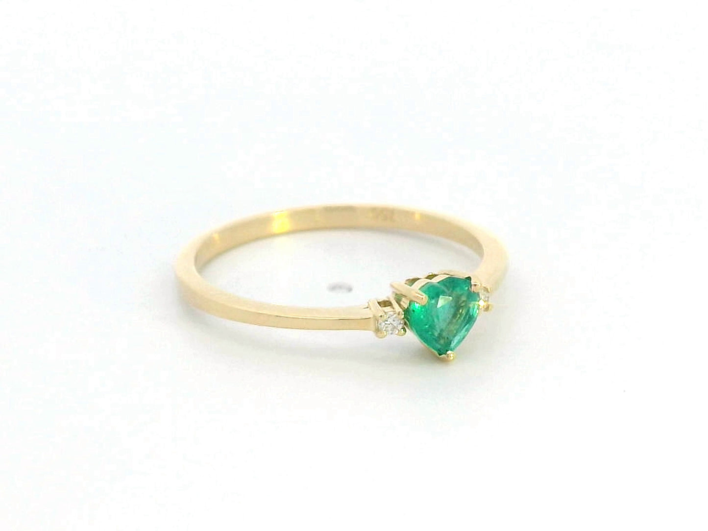 18K Yellow Gold Heart-Shaped Emerald & Diamond Ring with 0.33 Carat Green Emerald and 0.03 Carat Diamonds