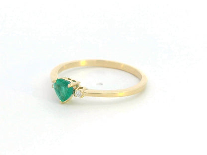 18K Yellow Gold Heart-Shaped Emerald & Diamond Ring with 0.33 Carat Green Emerald and 0.03 Carat Diamonds