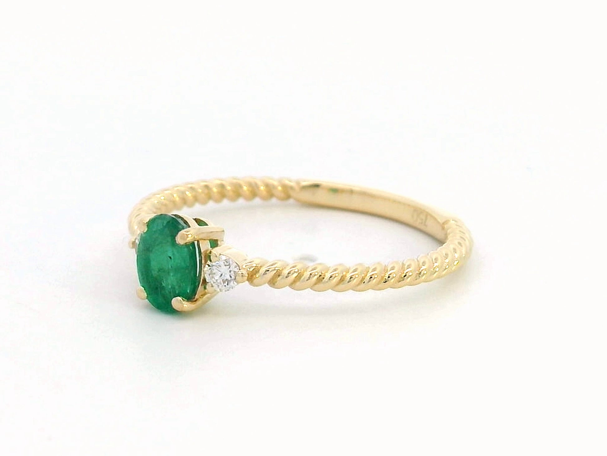 18K gold twisted band emerald and diamond ring featuring a 0.44-carat oval emerald and 0.07-carat diamonds – perfect for stacking, engagement, or as a May birthstone ring