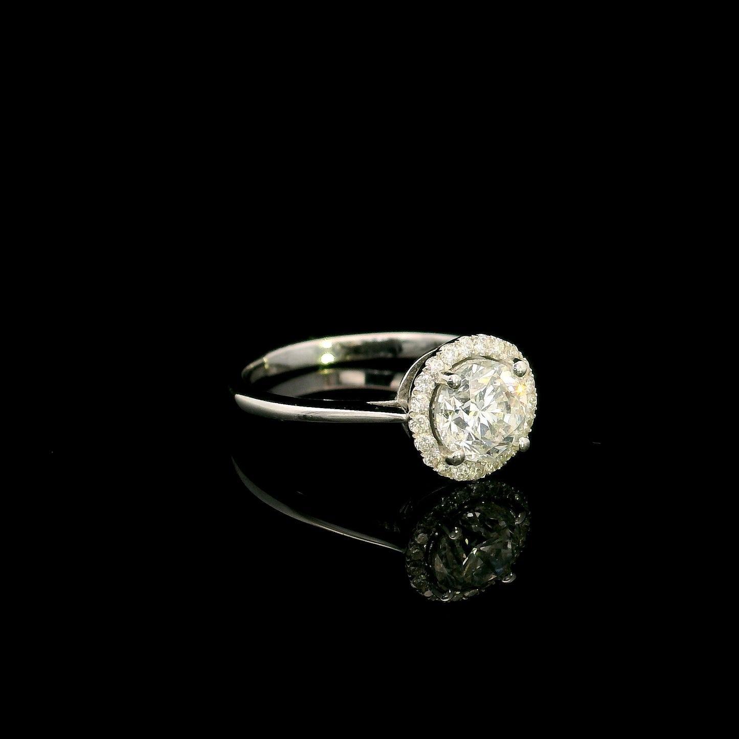 18K white gold round diamond halo engagement ring with a 0.98 carat IGI certified centre diamond and sparkling diamond halo.