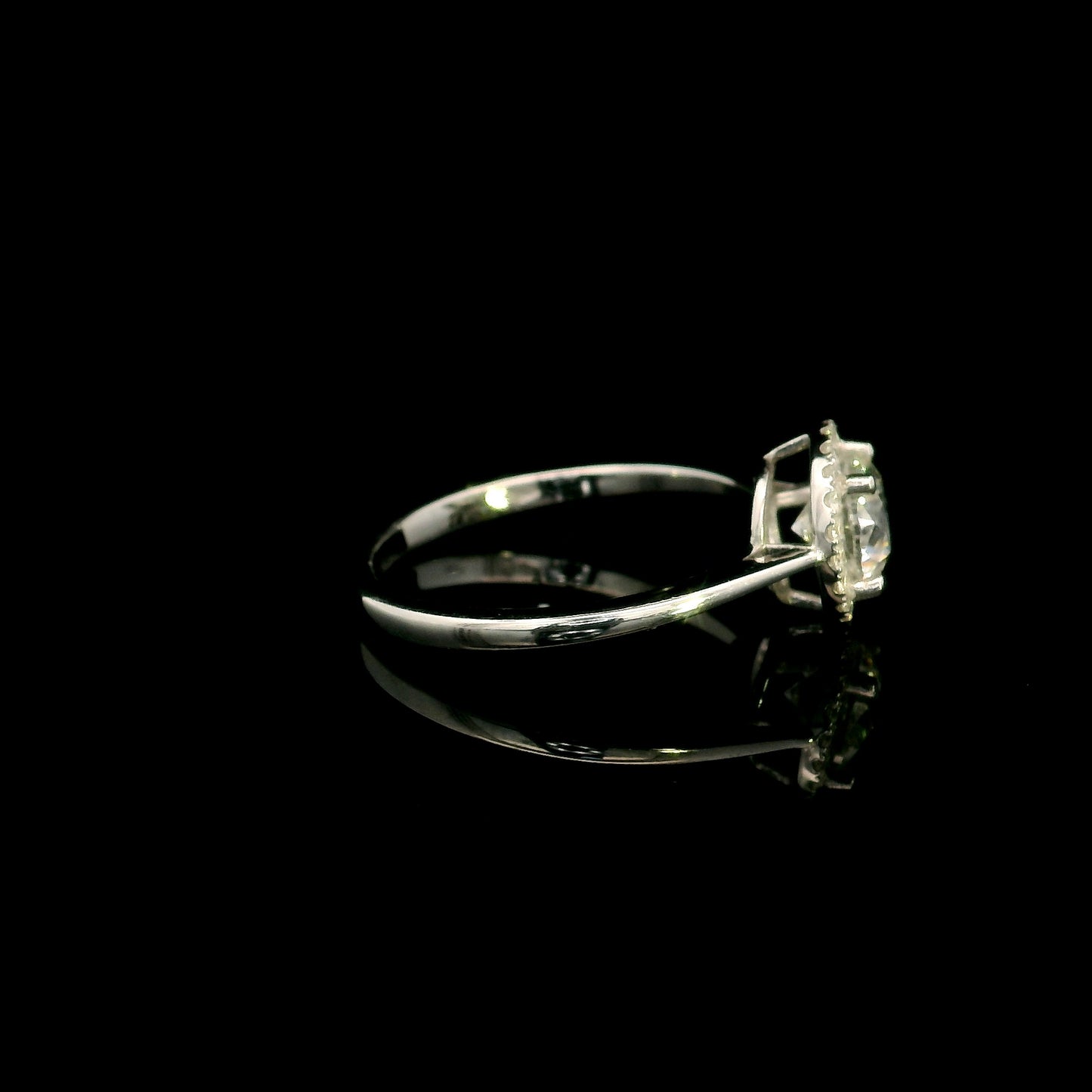 18K white gold round diamond halo engagement ring with a 0.98 carat IGI certified centre diamond and sparkling diamond halo.