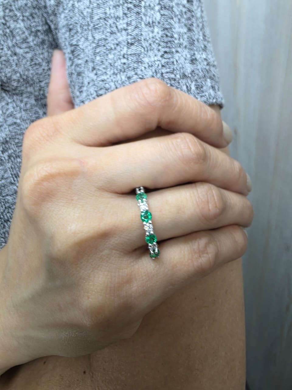 Elegant 18K white gold band with alternating round emeralds and diamonds – 0.94ct emeralds and 0.25ct diamonds.