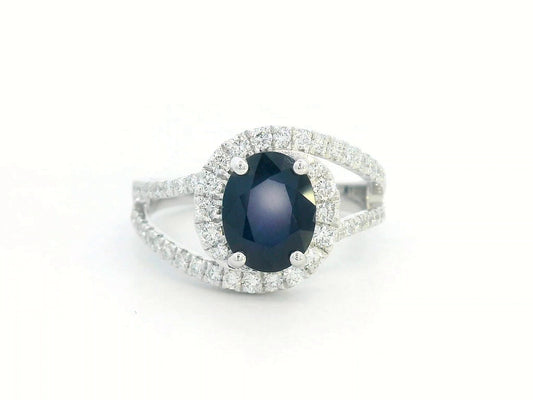 Oval blue sapphire and diamond halo ring with split shank in 18K white gold – 1.94 CT sapphire

