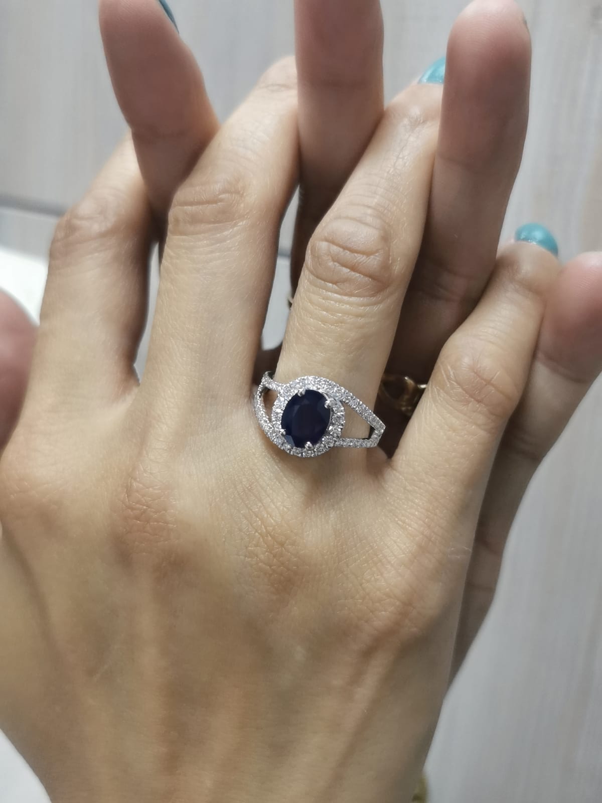 Oval blue sapphire and diamond halo ring with split shank in 18K white gold – 1.94 CT sapphire

