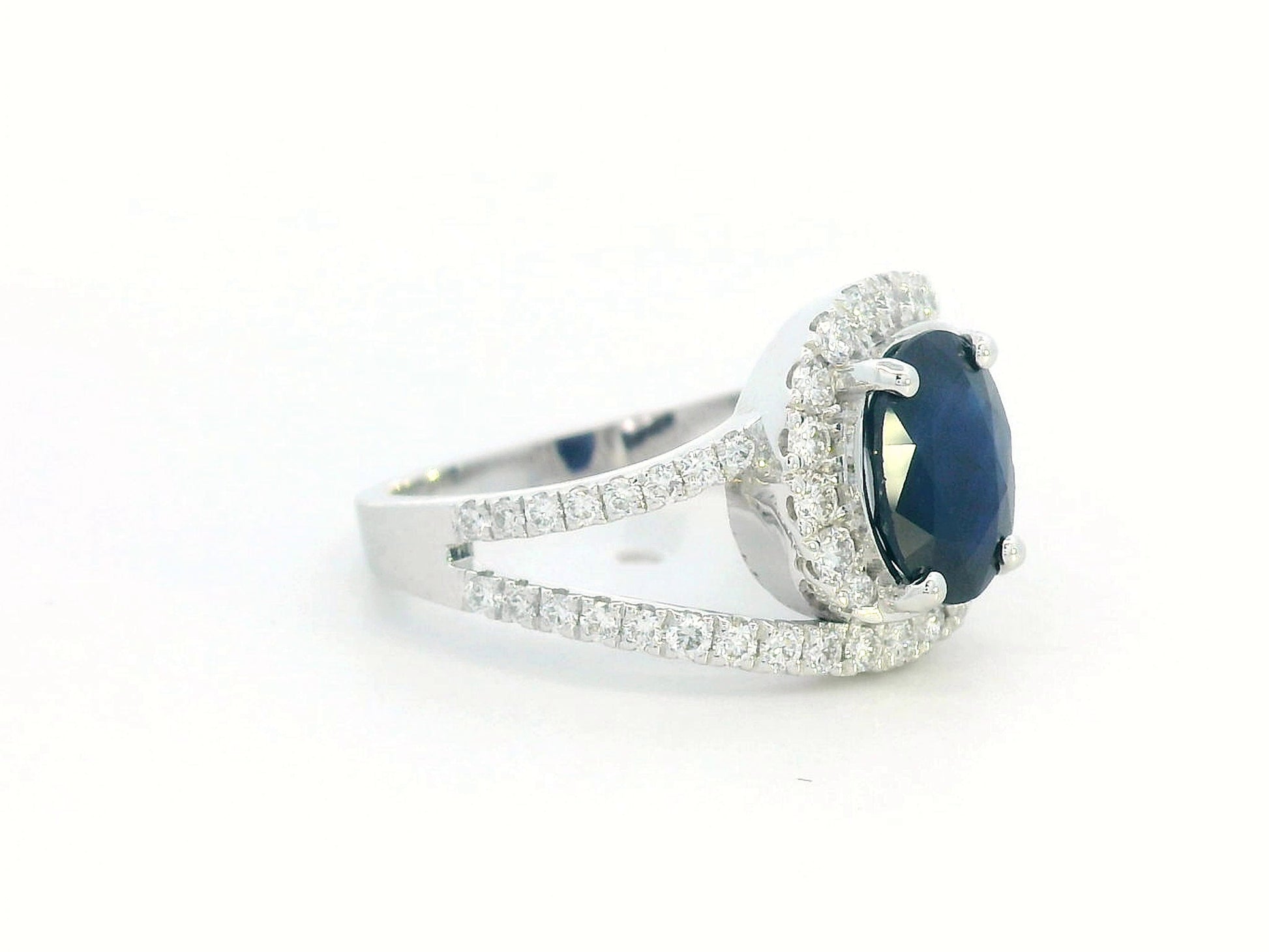 Oval blue sapphire and diamond halo ring with split shank in 18K white gold – 1.94 CT sapphire

