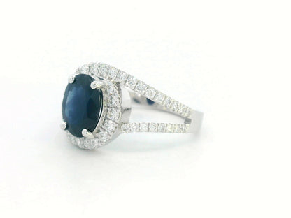 Oval blue sapphire and diamond halo ring with split shank in 18K white gold – 1.94 CT sapphire

