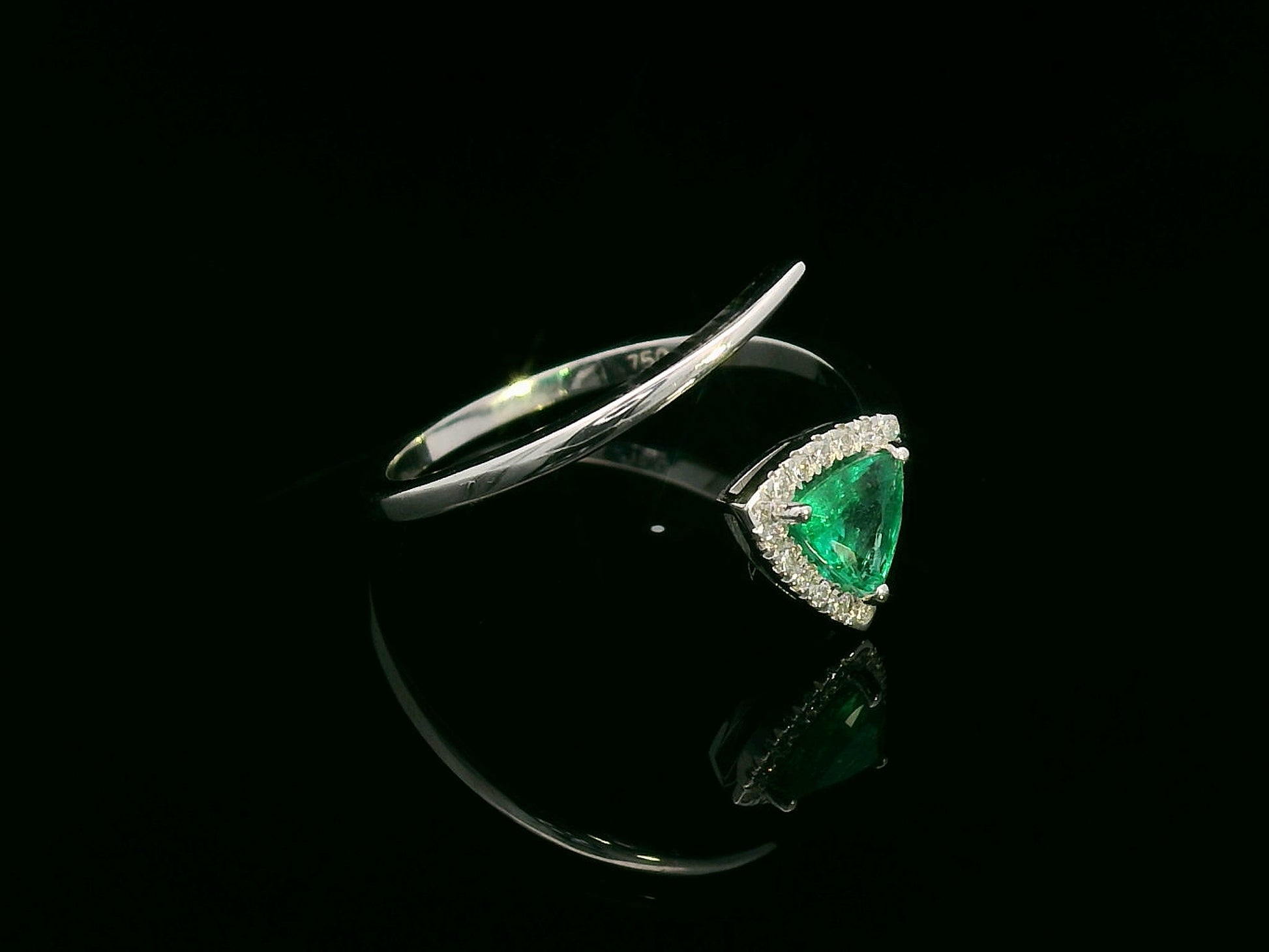 18K gold open band ring with trillion-cut emerald and diamond halo