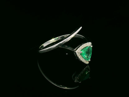 18K gold open band ring with trillion-cut emerald and diamond halo