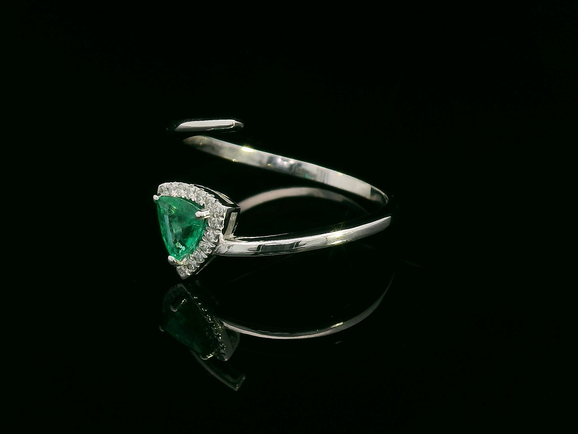 18K gold open band ring with trillion-cut emerald and diamond halo