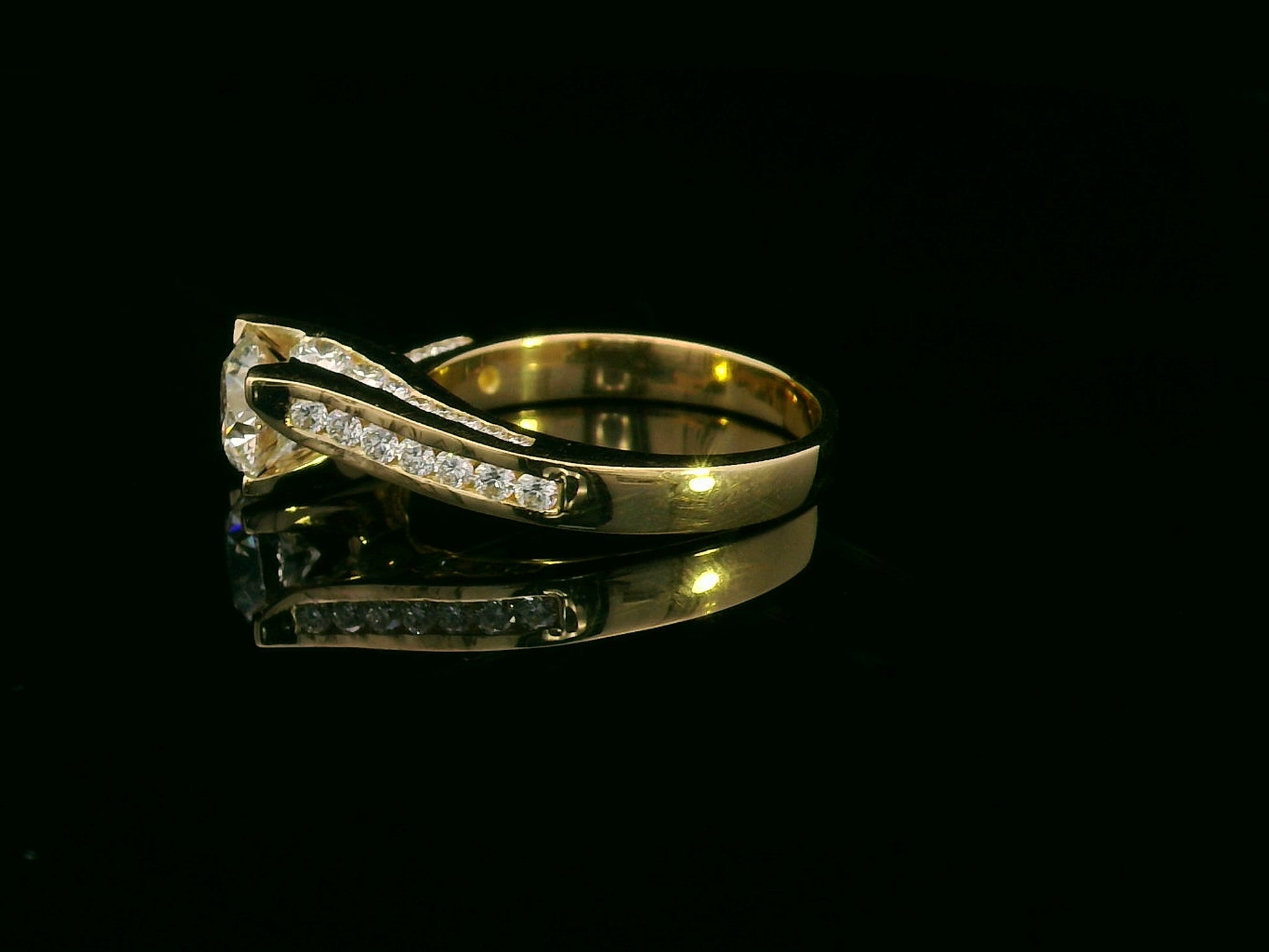 1.00ct round-cut diamond engagement ring in 18K yellow gold with 0.84ct channel-set side diamonds