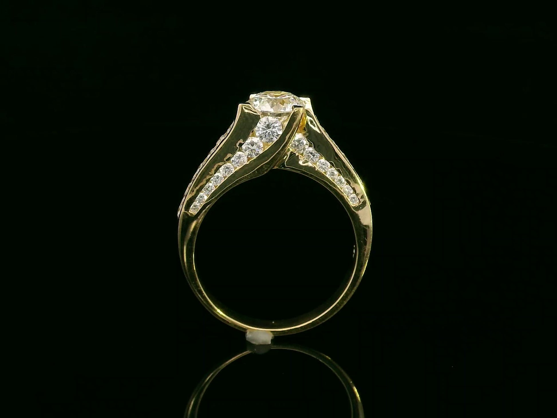 1.00ct round-cut diamond engagement ring in 18K yellow gold with 0.84ct channel-set side diamonds