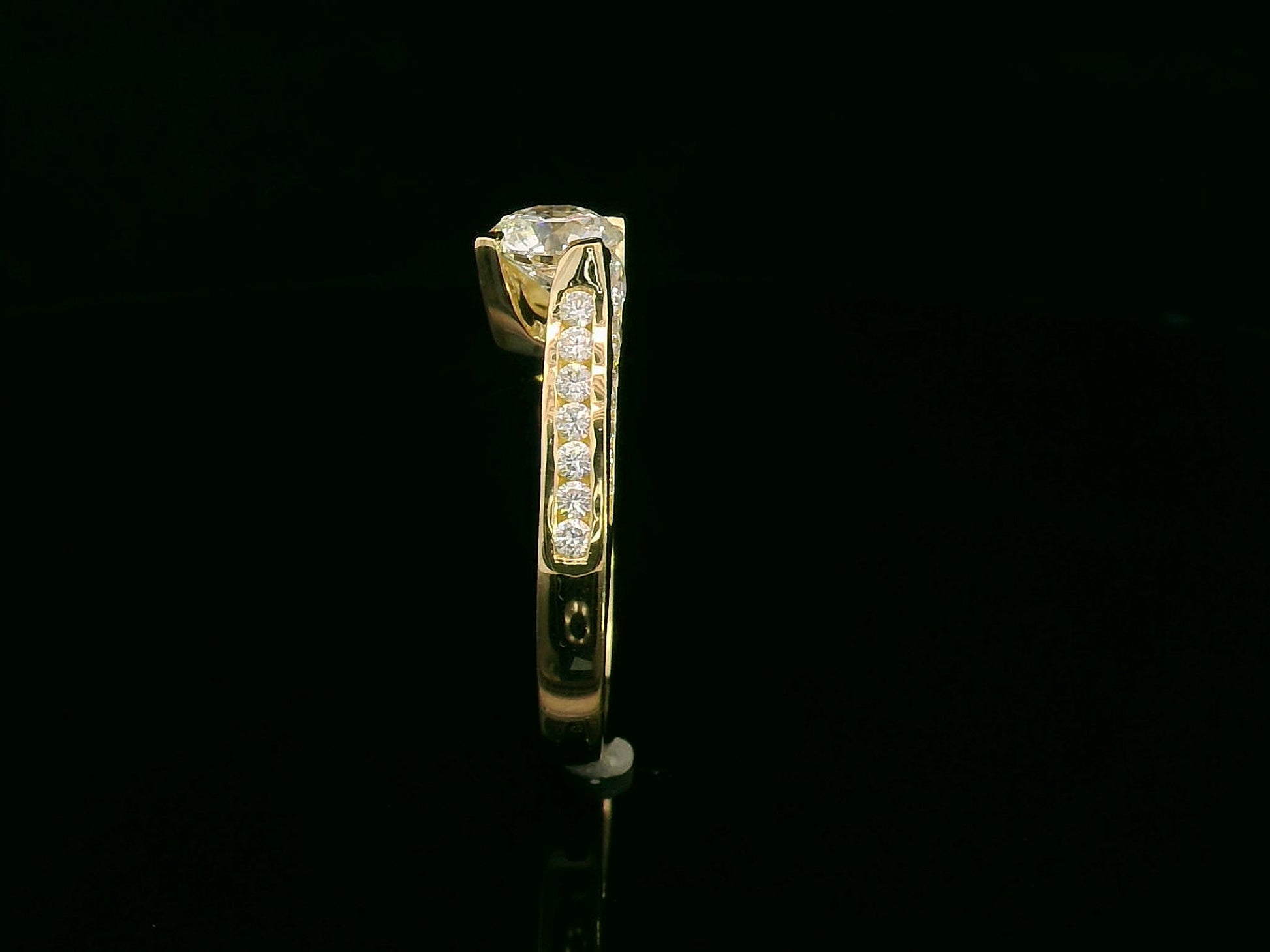 1.00ct round-cut diamond engagement ring in 18K yellow gold with 0.84ct channel-set side diamonds