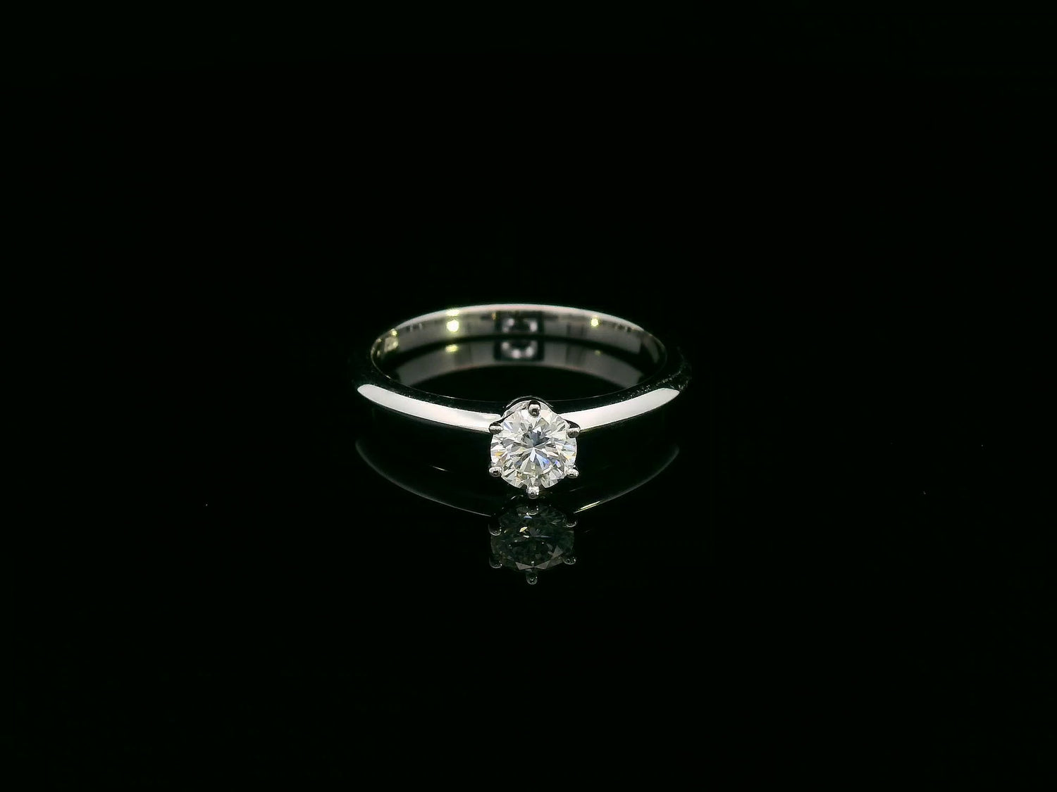 Solitaire diamond ring with 0.30ct round cut in six-prong setting on a knife-edge 18K gold band