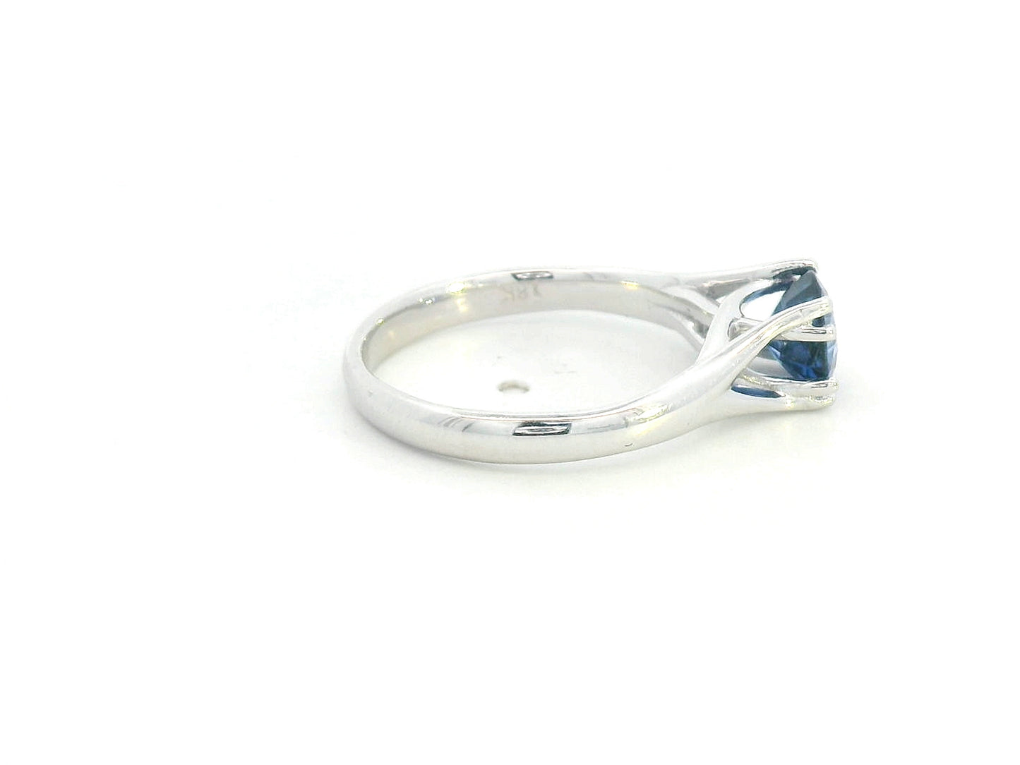 18K White Gold Round-cut Blue Sapphire Solitaire Ring.