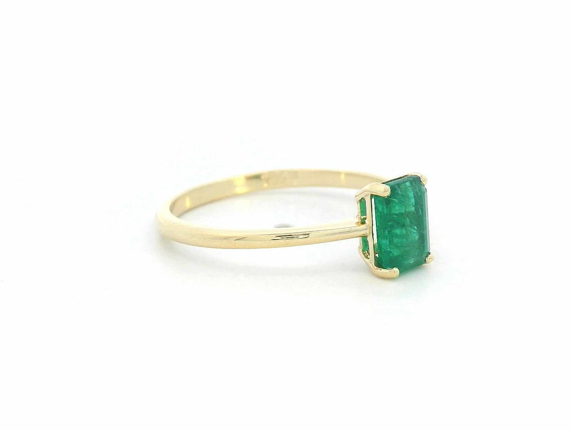 Classic yellow gold solitaire ring with emerald gemstone