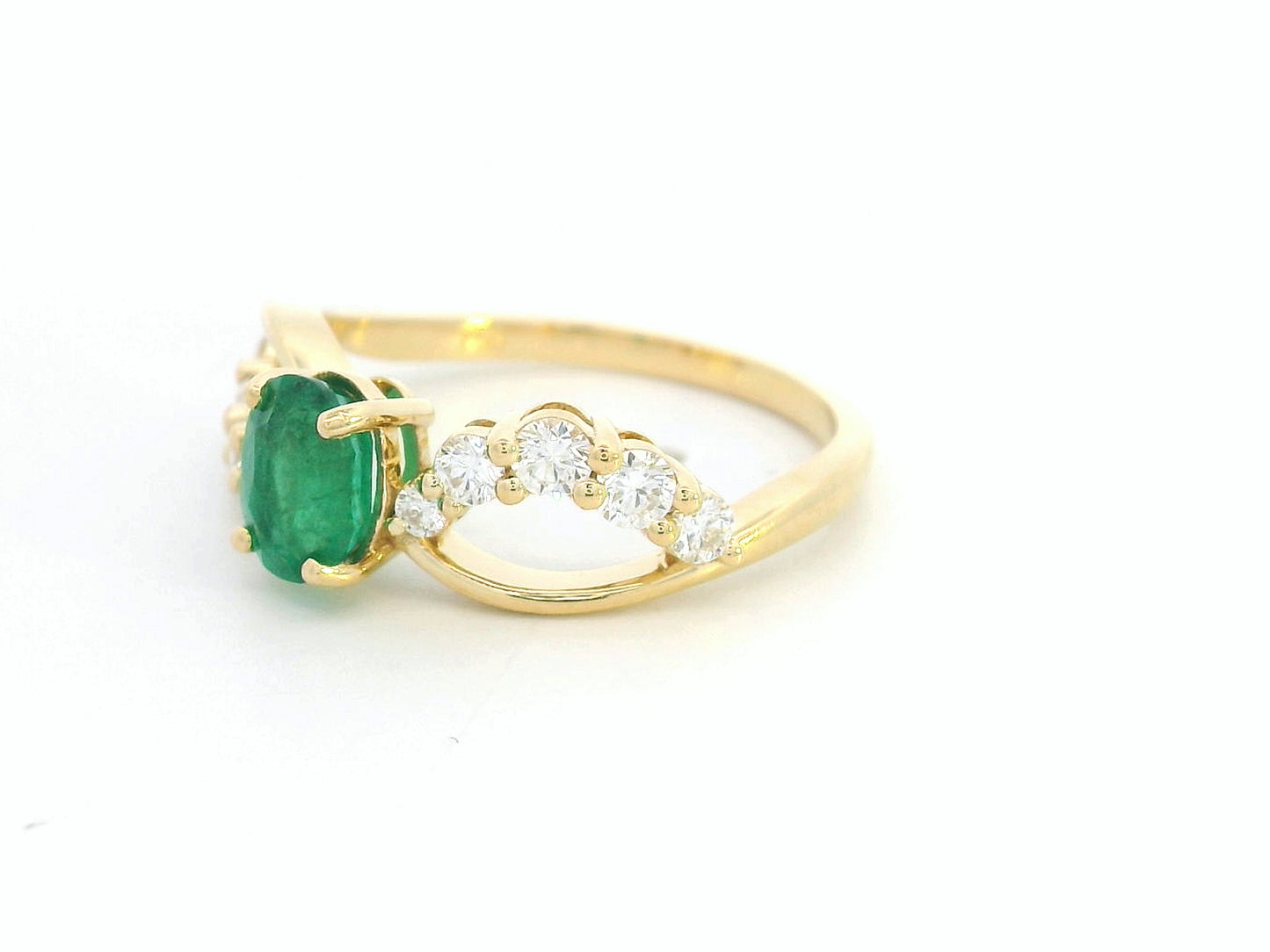 Elegant emerald and diamond statement ring in 18K yellow gold

