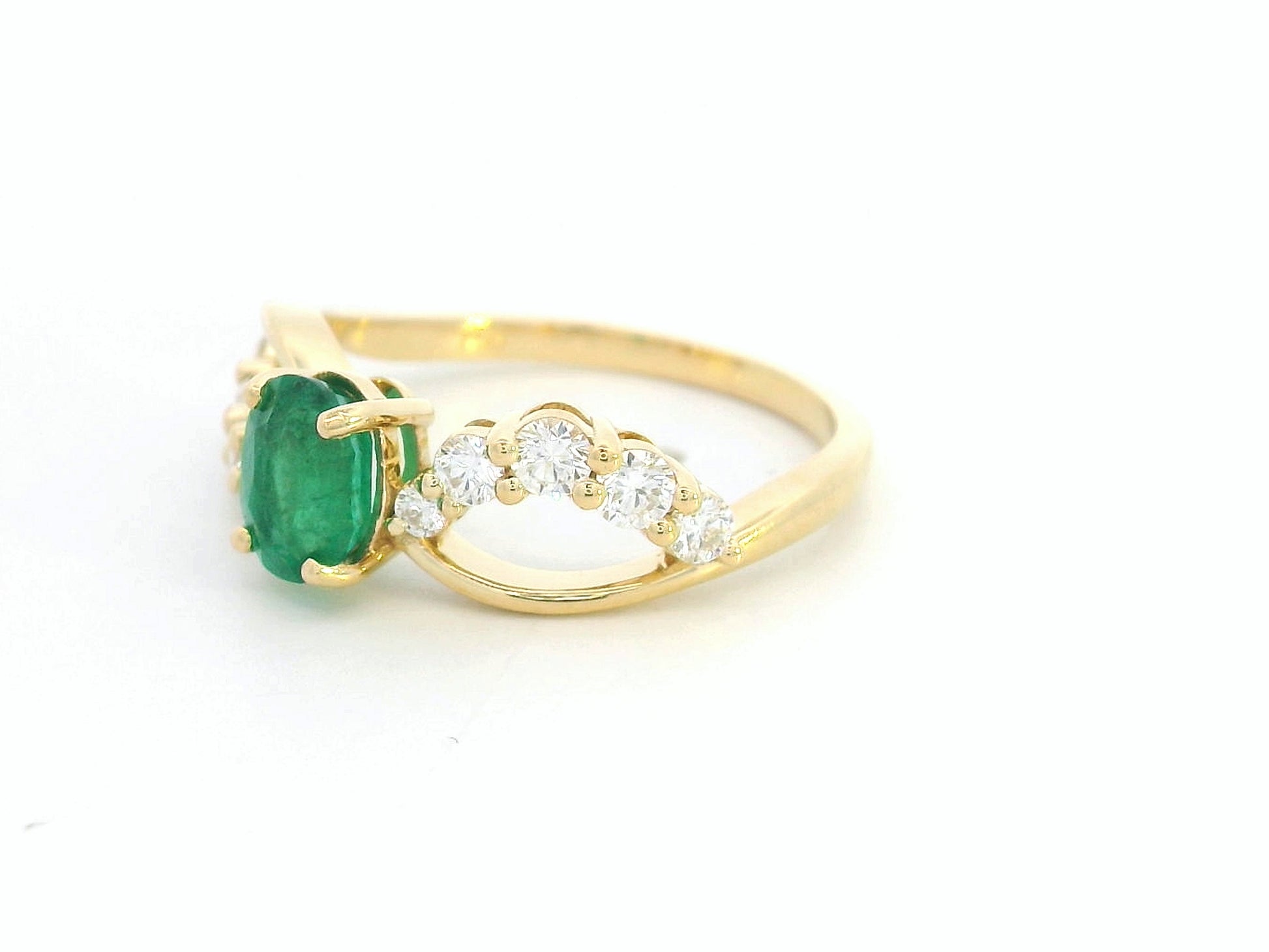 Elegant emerald and diamond statement ring in 18K yellow gold

