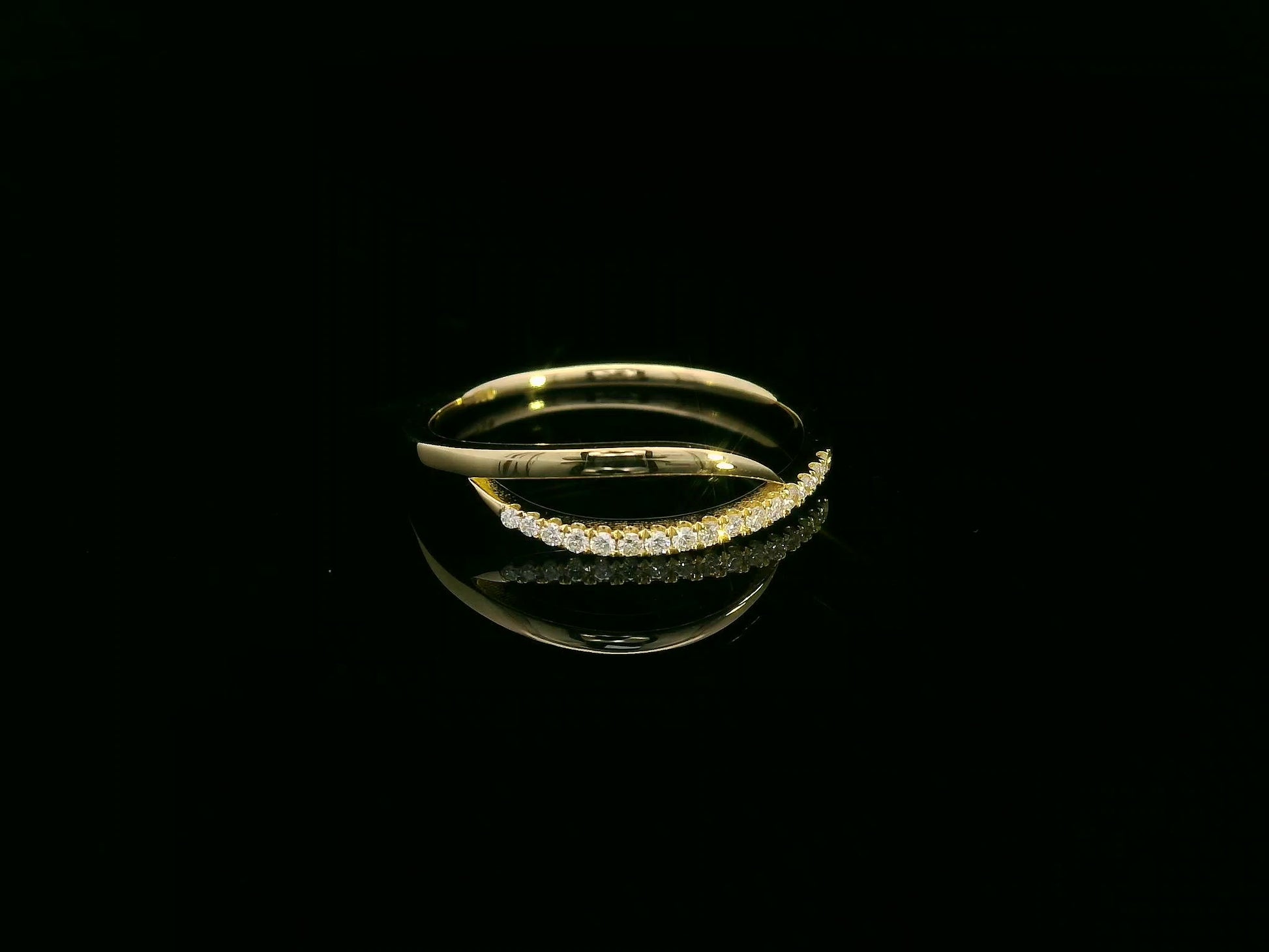 18K yellow gold crossover ring with 0.09ct natural diamonds