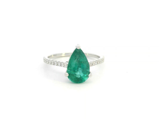 18K white gold ring with pear-shaped emerald and diamond band