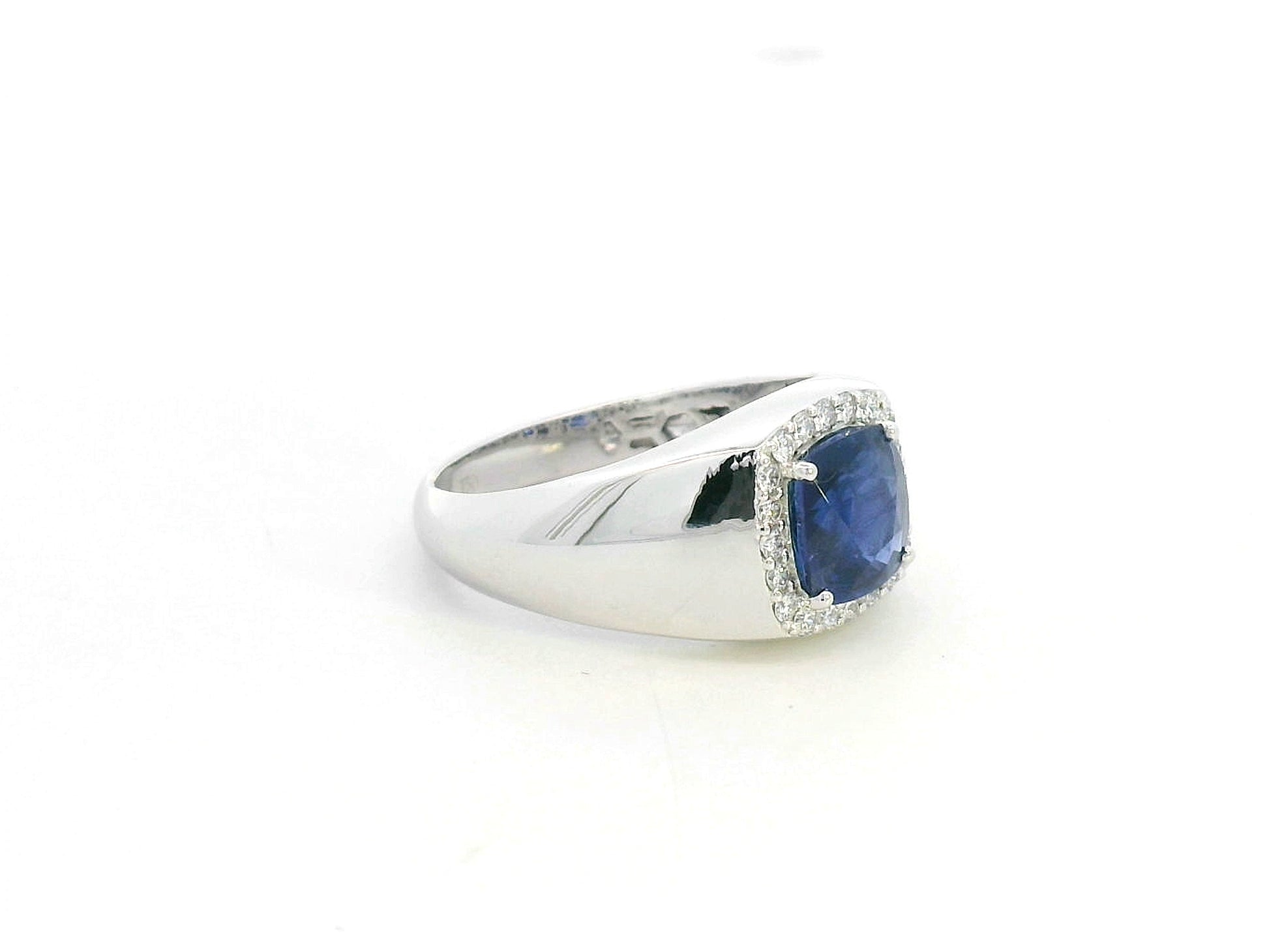 18K white gold men’s ring with 2.67ct cushion-cut blue sapphire and 0.30ct diamond halo.