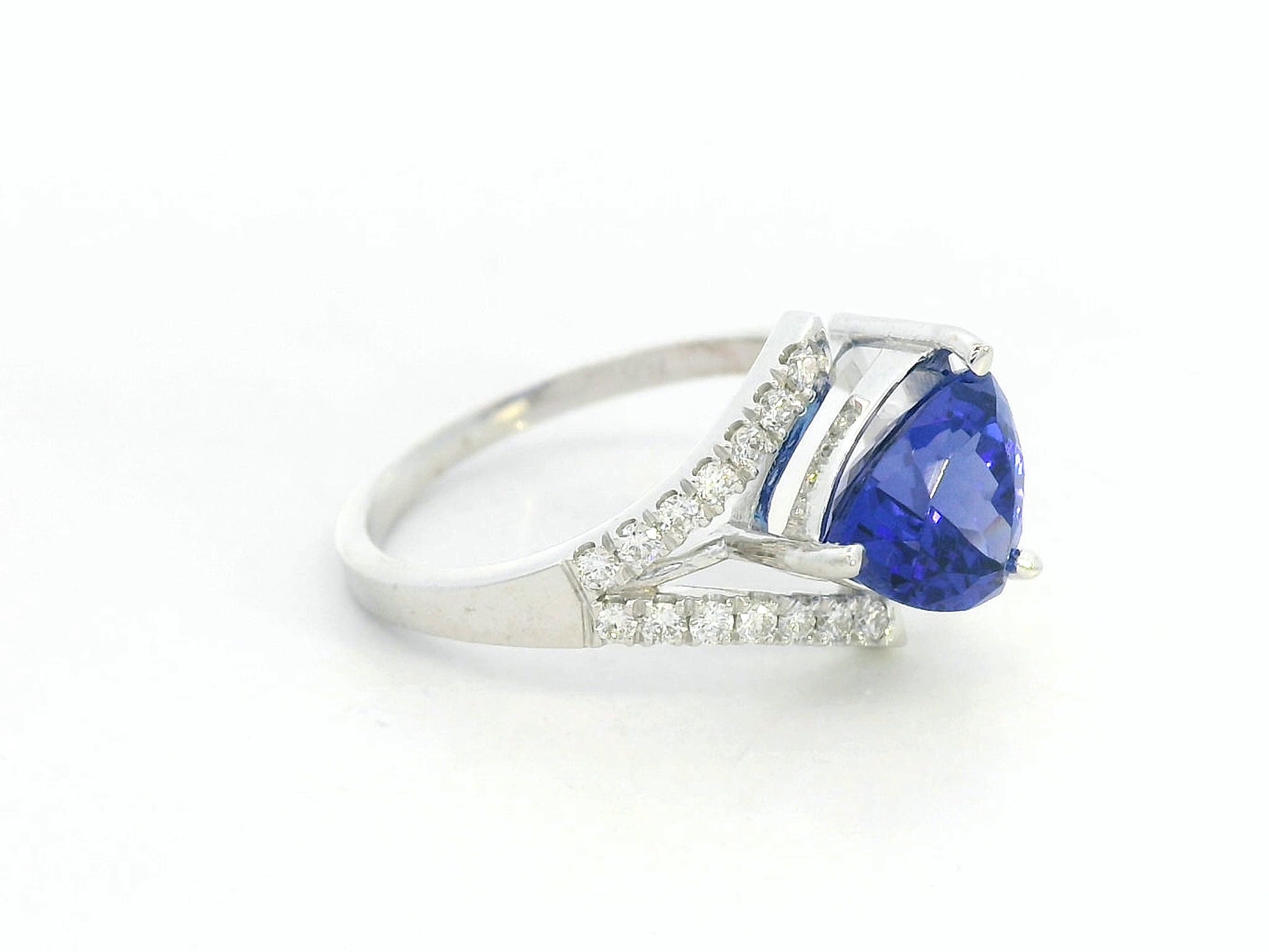 Side view showing asymmetrical split band with diamond detailing