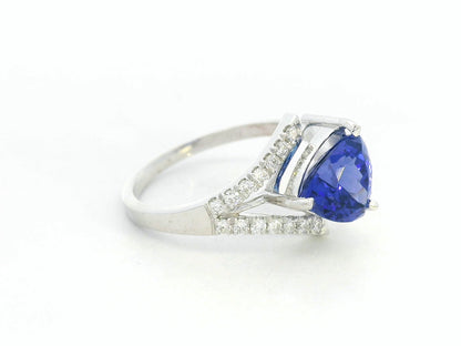 Side view showing asymmetrical split band with diamond detailing