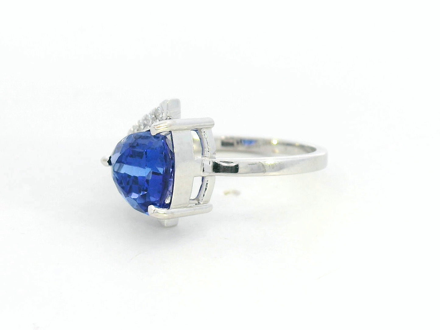 Side view showing asymmetrical split band with diamond detailing