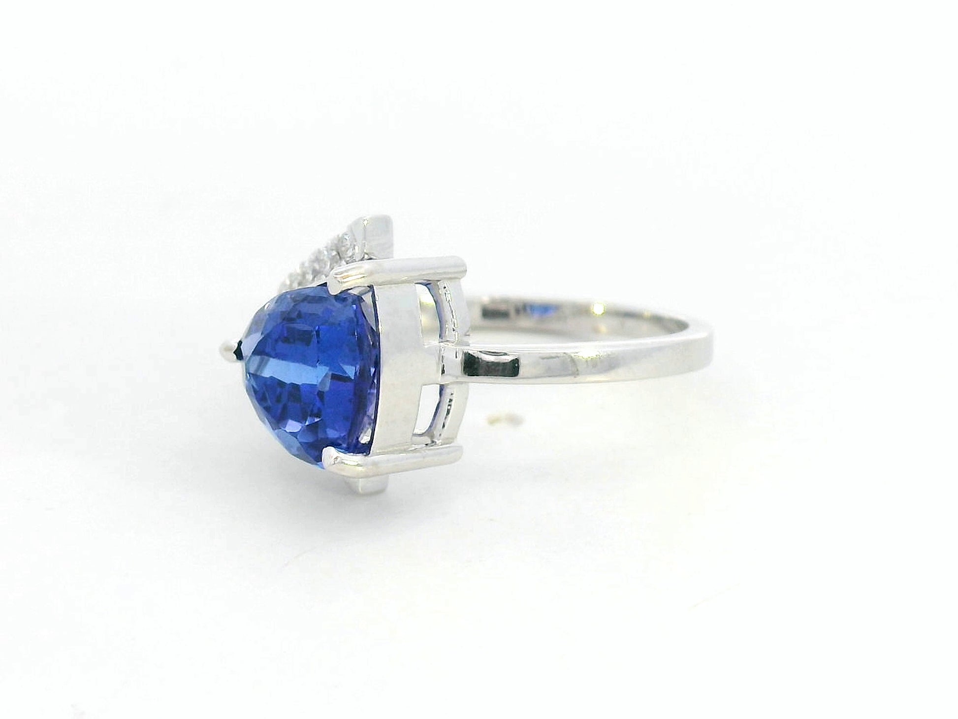 Side view showing asymmetrical split band with diamond detailing