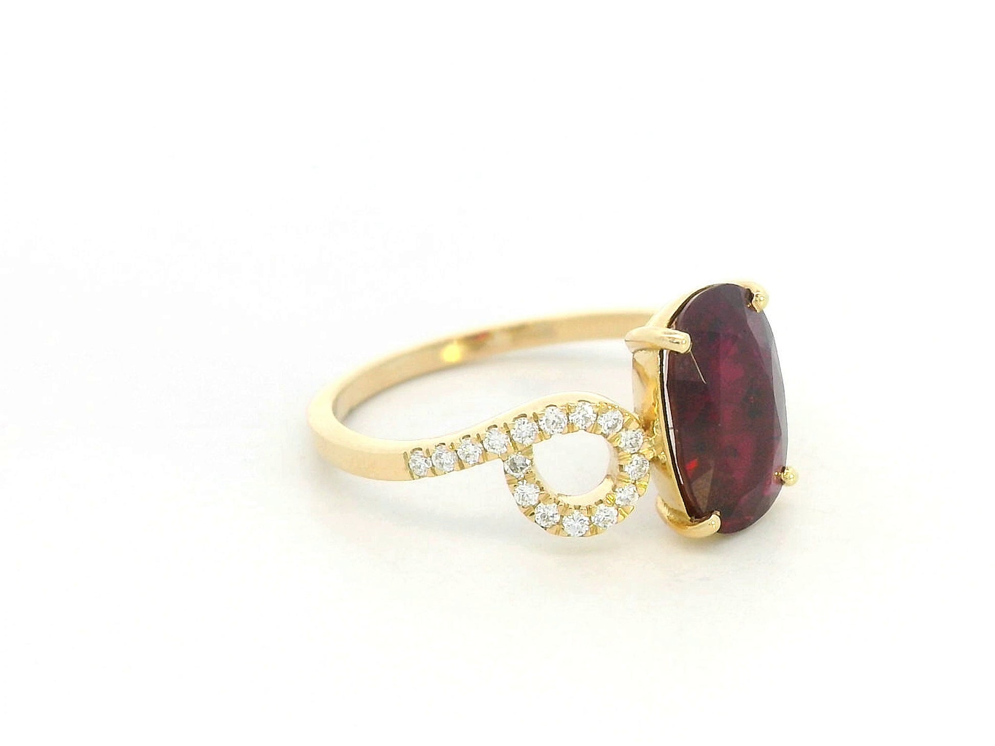 Side view showing open-loop pavé diamond design on ring shoulders