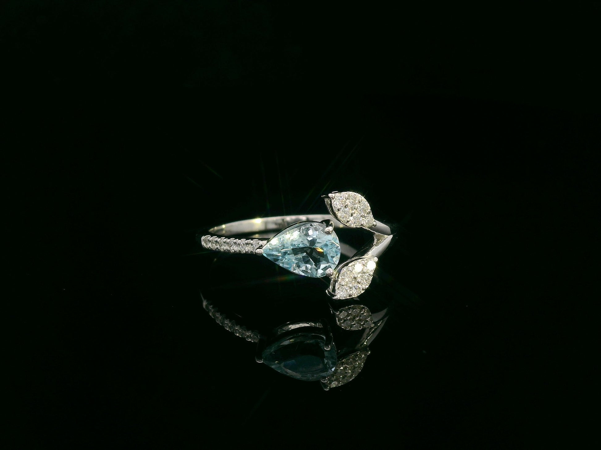 18k white gold ring with 0.69ct pear aquamarine & 0.15ct diamond-accented leaves – certificate included