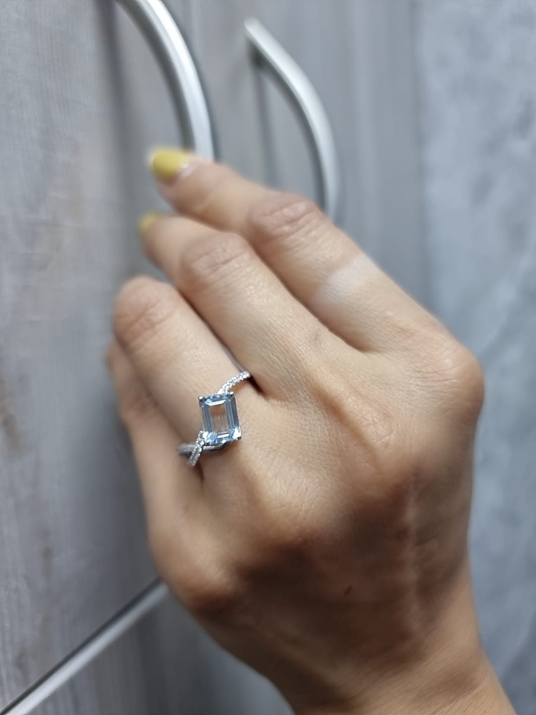 18k white gold ring with 1.24ct emerald-cut aquamarine & 0.12ct diamonds on straight and twisting split-shank – certificate included