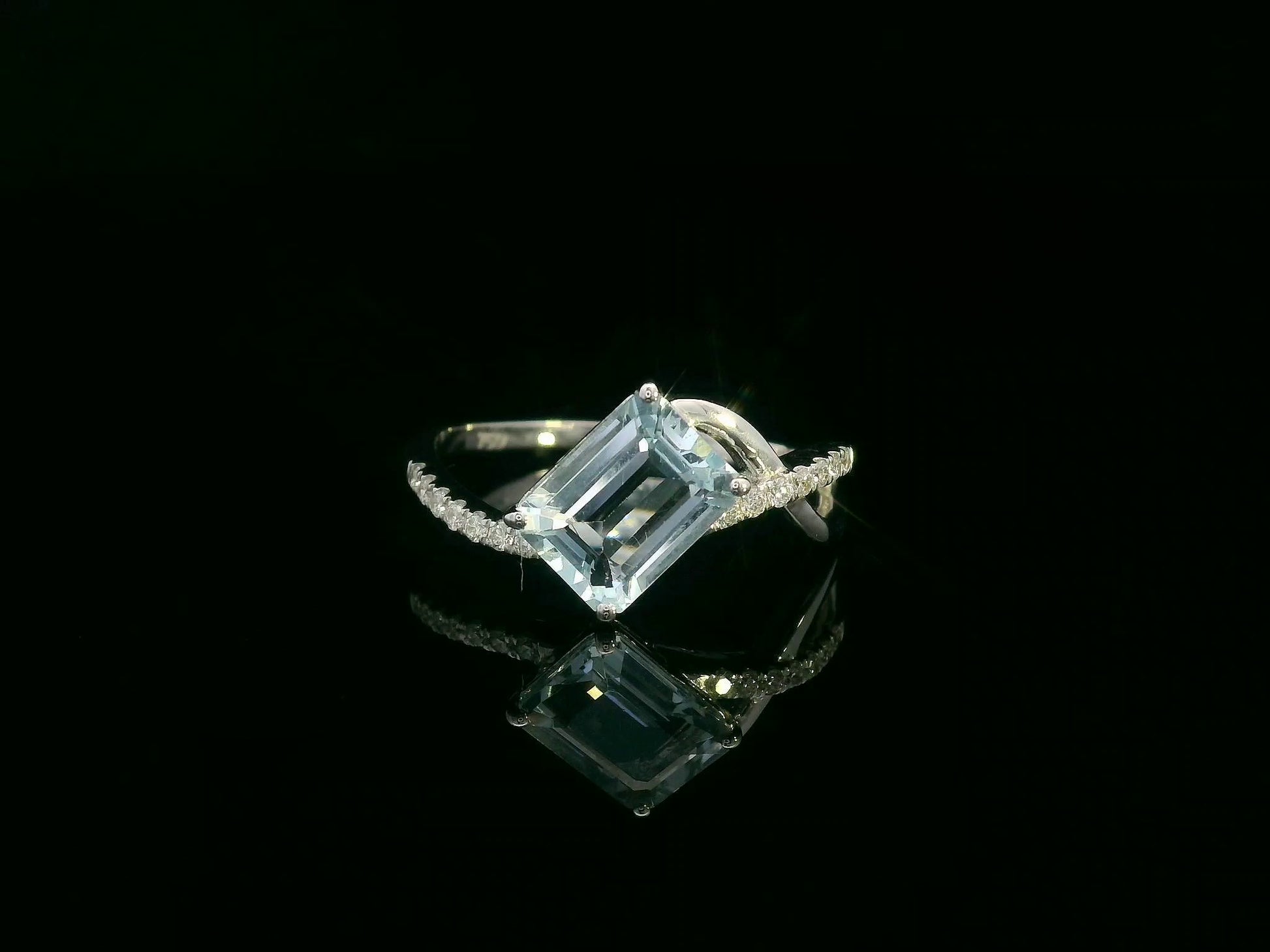 18k white gold ring with 1.24ct emerald-cut aquamarine & 0.12ct diamonds on straight and twisting split-shank – certificate included