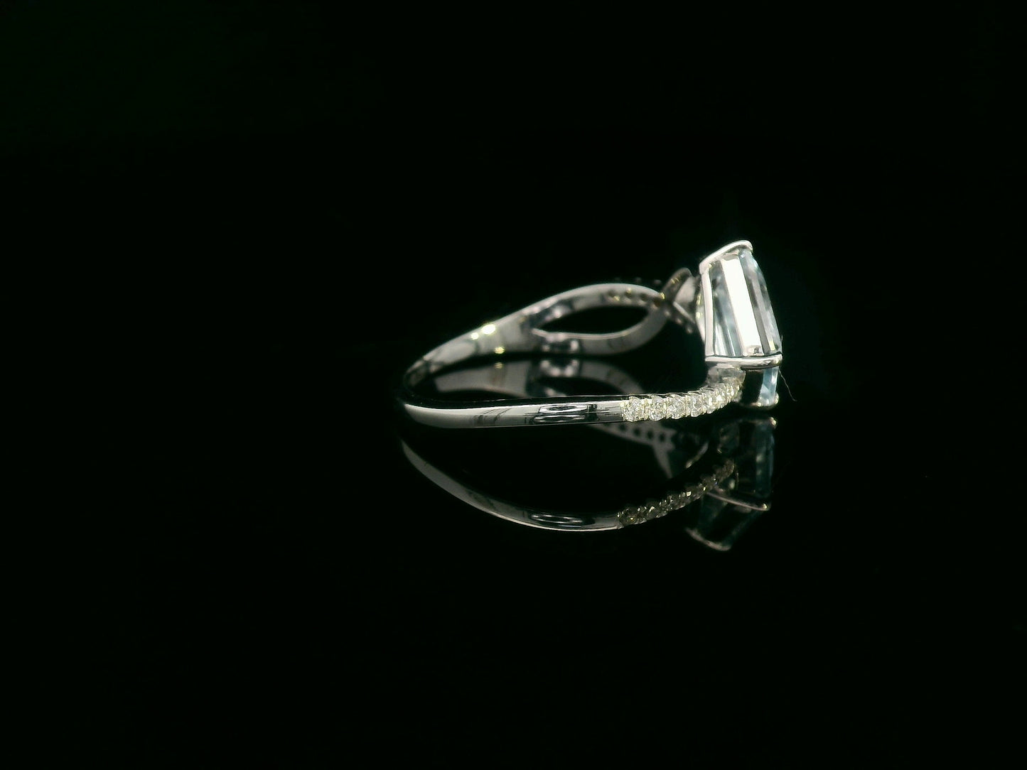 18k white gold ring with 1.24ct emerald-cut aquamarine & 0.12ct diamonds on straight and twisting split-shank – certificate included