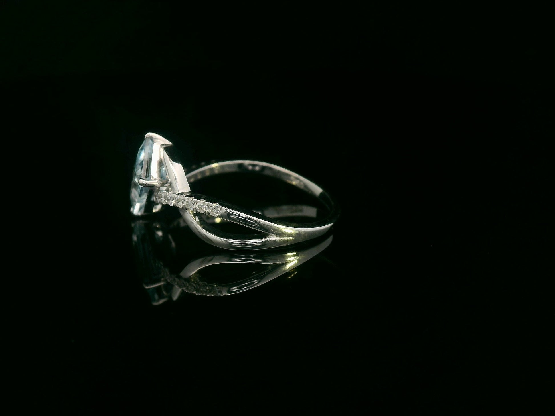 18k white gold ring with 1.24ct emerald-cut aquamarine & 0.12ct diamonds on straight and twisting split-shank – certificate included