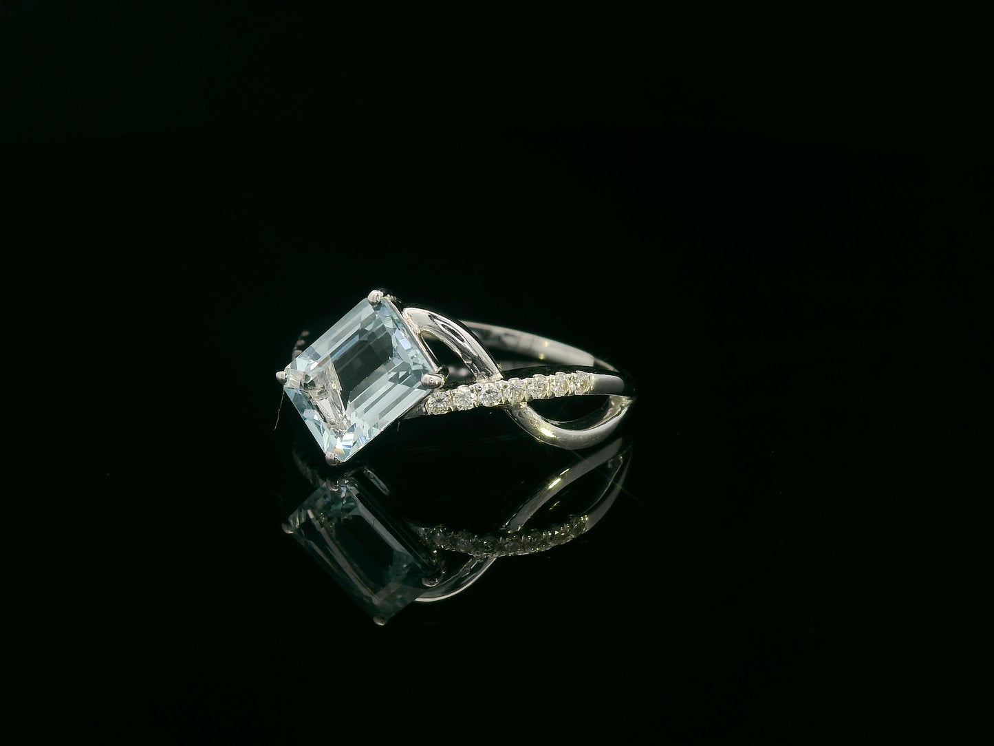 18k white gold ring with 1.24ct emerald-cut aquamarine & 0.12ct diamonds on straight and twisting split-shank – certificate included
