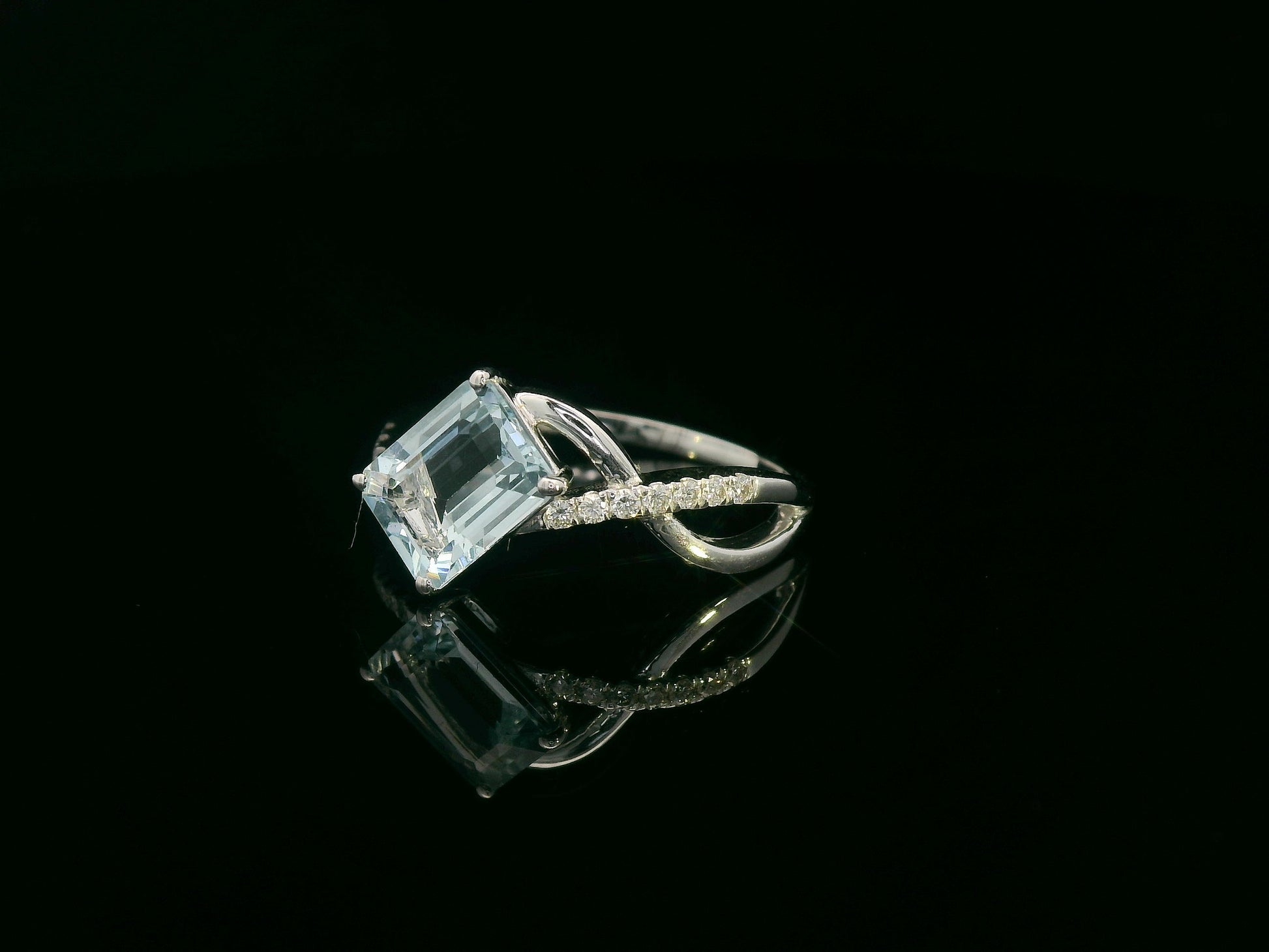18k white gold ring with 1.24ct emerald-cut aquamarine & 0.12ct diamonds on straight and twisting split-shank – certificate included