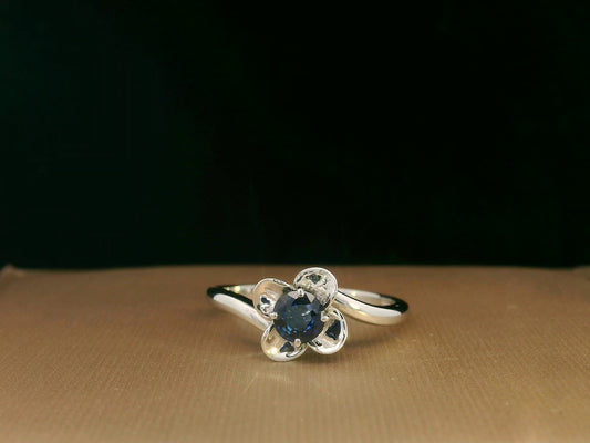 18k white gold ring with 0.55ct round sapphire in flower petal motif – certificate included