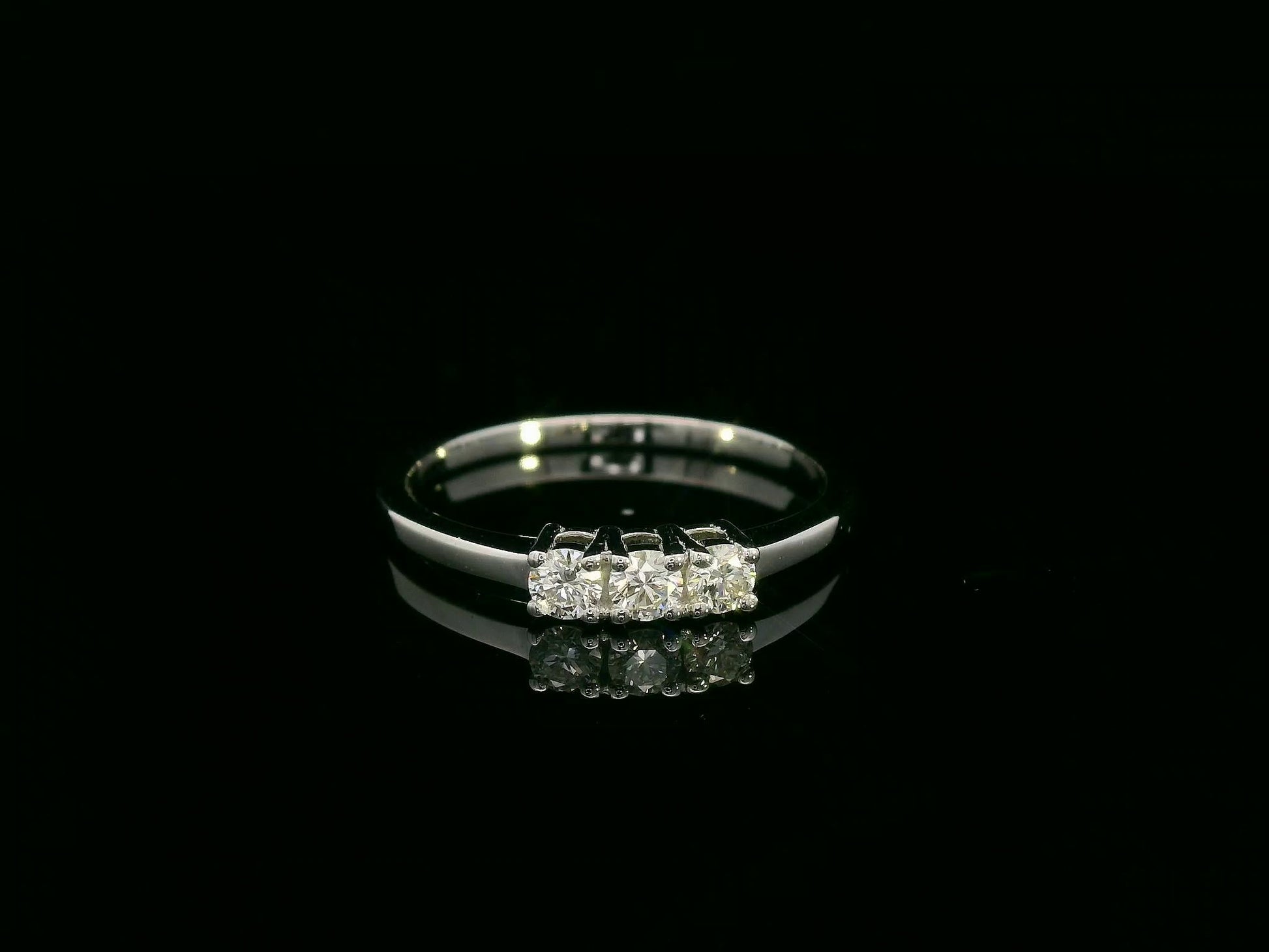 18k white gold trilogy ring with 0.26ct three round brilliant diamonds – certificate included