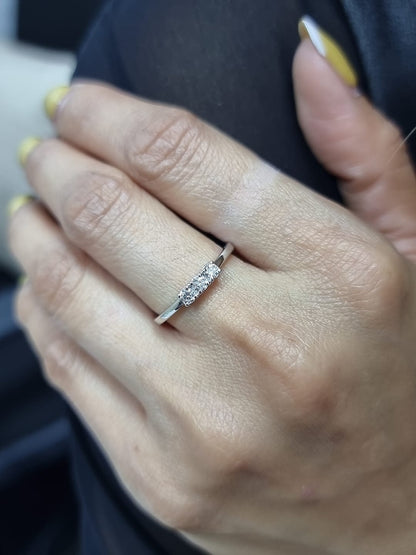 18k white gold trilogy ring with 0.26ct three round brilliant diamonds – certificate included