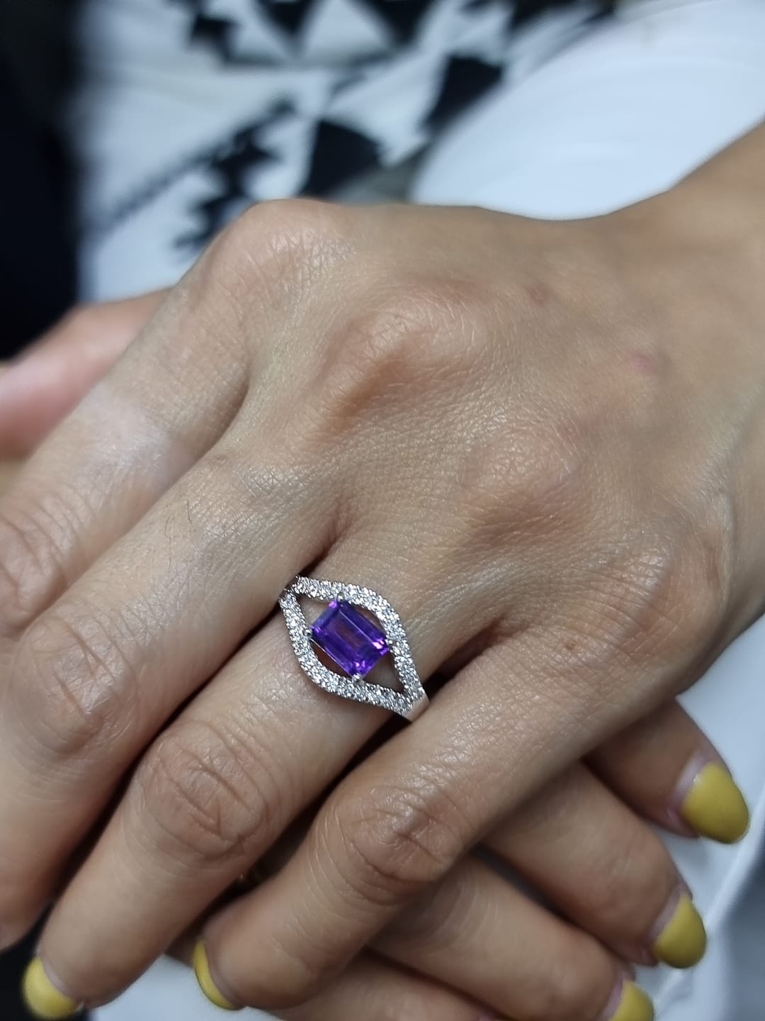 18k white gold ring with 1.02ct emerald-cut amethyst & 0.41ct diamonds on split-shank band – certificate included