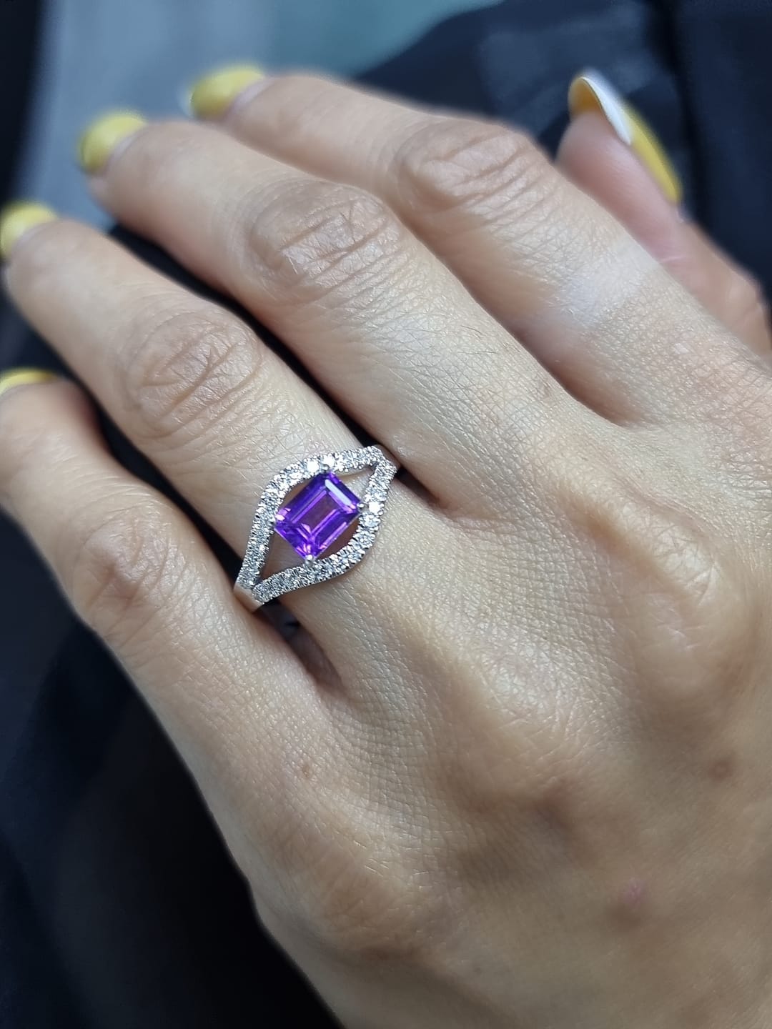 18k white gold ring with 1.02ct emerald-cut amethyst & 0.41ct diamonds on split-shank band – certificate included